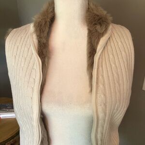 Knit vest with fair fur lining